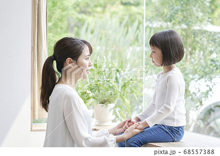 話をする母娘 68557388