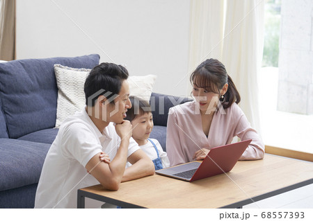 パソコンを使う家族 68557393
