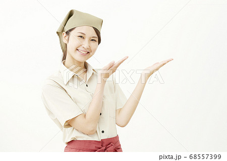 女性　店員 68557399
