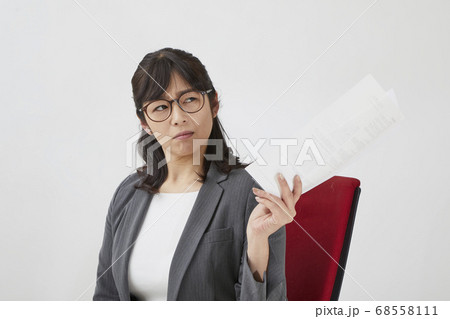 頼りになるビジネスウーマン　敏腕マネージャー　スーツ 68558111