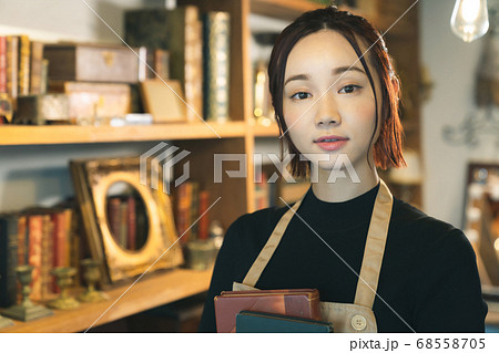 アンティークショップ 店員 学芸員 鑑定士 アンティークショップ 店員 学芸員 鑑定士 68558705