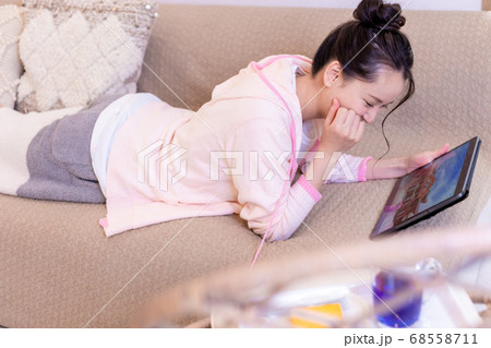 タブレットで旅行の写真を見ている女性 タブレットで旅行の写真を見ている女性 68558711