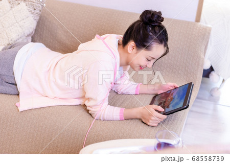 タブレットで旅行の写真を見ている女性 タブレットで旅行の写真を見ている女性 68558739