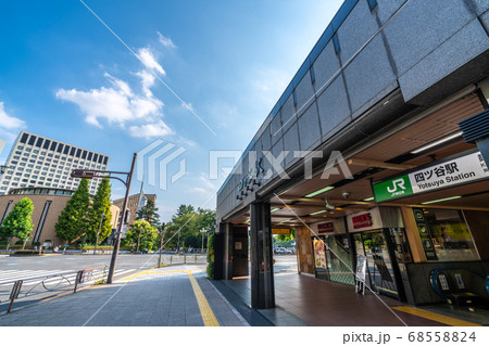 日本の東京都市景観　四ツ谷駅（麹町口）などを望む 68558824