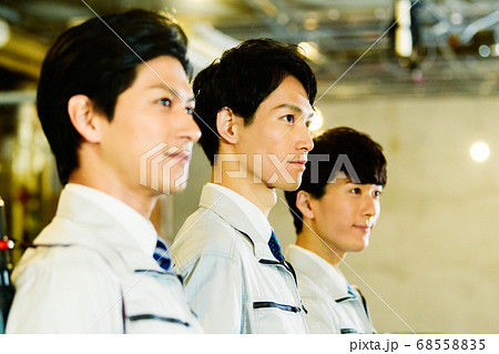 工場　男性作業員 68558835