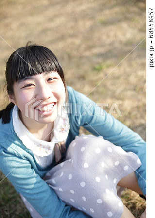 カメラ目線の笑顔の女の子 カメラ目線の笑顔の女の子 68558957