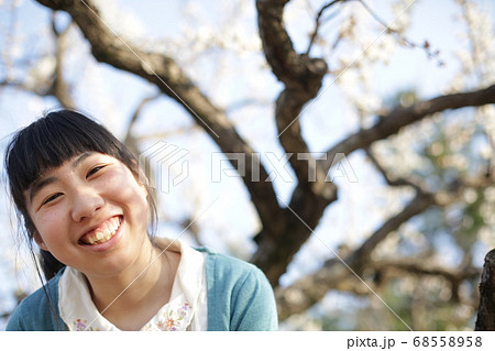 梅の木と笑顔の女の子のクローズアップ 梅の木と笑顔の女の子のクローズアップ 68558958