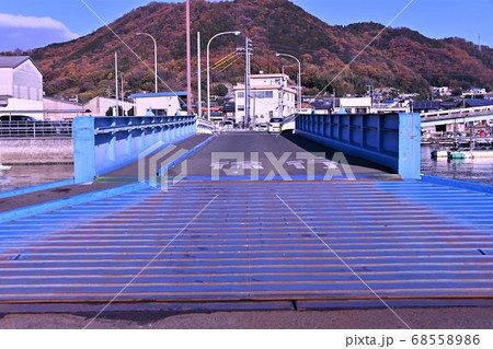 広島県福山市沼隈町の渡し船の風景 68558986