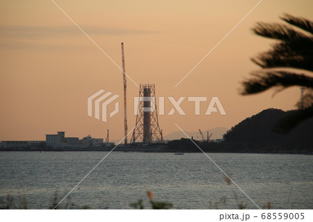 夕方の建設中の煙突のシルエット 夕方の建設中の煙突のシルエット 68559005