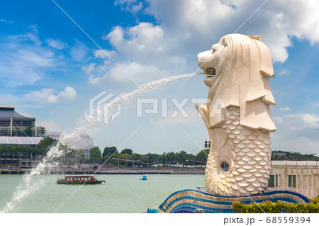 Merlion fountain in Singapore 68559394