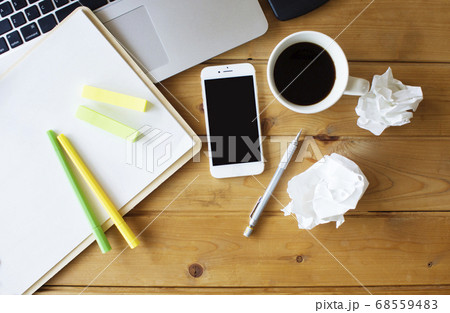 スマートフォンのあるデスクイメージ 68559483