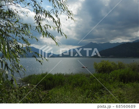 日本の美しい湖の風景：富士五湖の一つの河口湖 68560689