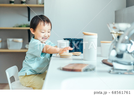 小さい男の子が笑顔で台所で料理している kids cooking 小さい男の子が笑顔で台所で料理している kids cooking 68561761