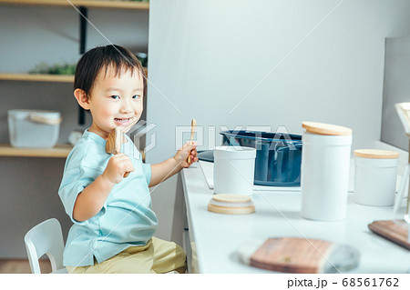 小さい男の子が笑顔で台所で料理している kids cooking 小さい男の子が笑顔で台所で料理している kids cooking 68561762