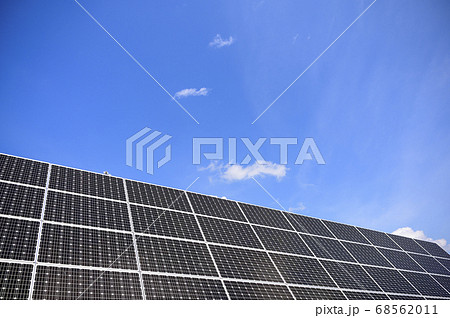 ソーラーパネルと青空 68562011