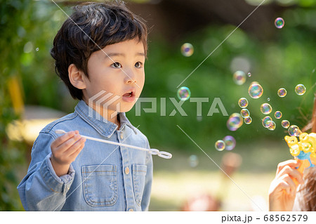 子供 ライフスタイル シャボン玉 68562579