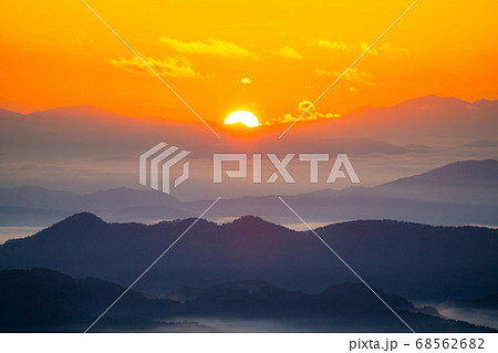 山間部からの日の出 長野県 の写真素材