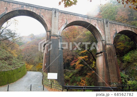 めがね橋／秋の紅葉と碓氷第三橋梁（群馬県安中市） 68562782