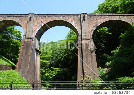 めがね橋／正面から見上げた碓氷第三橋梁（群馬県安中市） 68562784