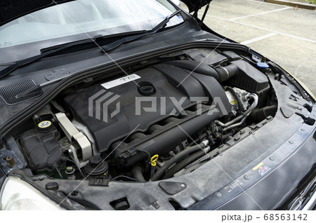 輸入車のエンジンルーム（直列6気筒） 68563142