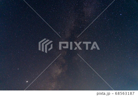 夏の天の川と向日葵畑 68563187