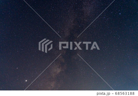 夏の天の川と向日葵畑 68563188