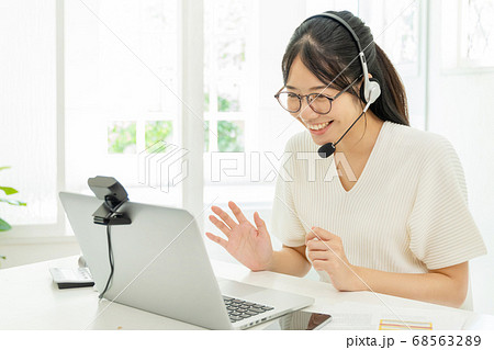 テレワークをする若い女性 68563289