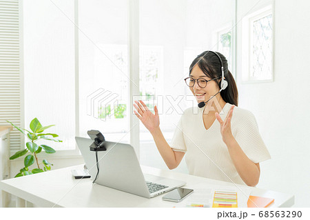テレワークをする若い女性 テレワークをする若い女性 68563290