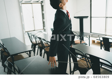 セミナー会場　50代男性 68563809