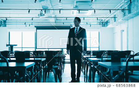 セミナー会場 50代男性 セミナー会場 50代男性 68563868