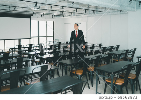 セミナー会場　50代男性 68563873
