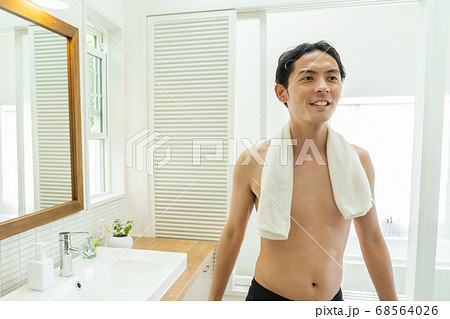 お風呂上がりの若い男性 68564026