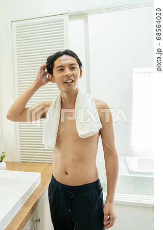 お風呂上がりの若い男性の写真素材