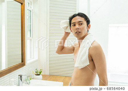 お風呂上がりの若い男性 お風呂上がりの若い男性 68564040
