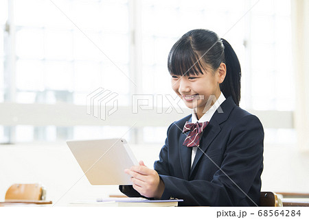 女子中学生　女子高生　授業　タブレット 68564284