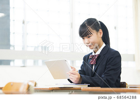 女子中学生　女子高生　授業　タブレット 68564288