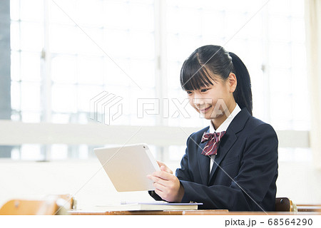 女子中学生 女子高生 授業 タブレット 女子中学生 女子高生 授業 タブレット 68564290