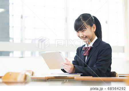 女子中学生　女子高生　授業　タブレット 68564292