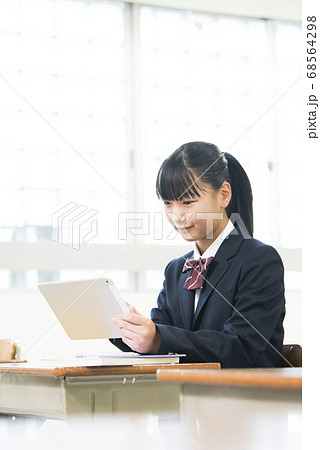 女子中学生　女子高生　授業　タブレット 68564298