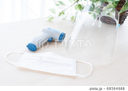 コロナウィルス対策　検温時に使う非接触体温計、フェイスシールド、マスクの物撮り 68564988