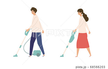 掃除機をかける男女のイラスト 68566203