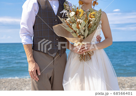 【ウェディング素材】海でブーケを持つ仲良し夫婦 68566401