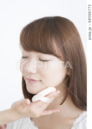 メイクをする女性 68566773