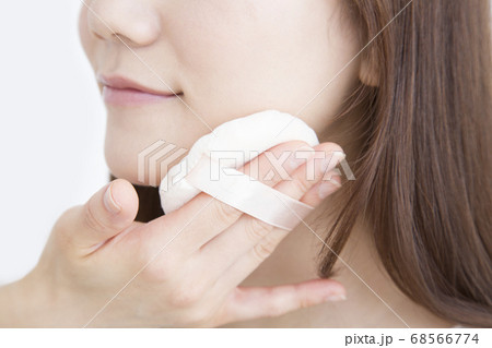 メイクをする女性 68566774