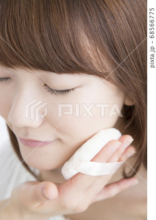 メイクをする女性 68566775