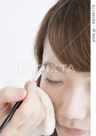 メイクをする女性 68566778