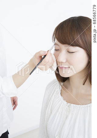 メイクをする女性 68566779