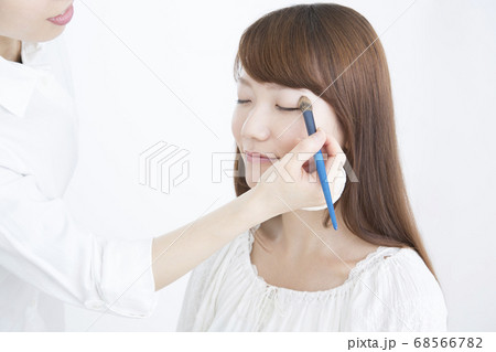 メイクする女性 68566782