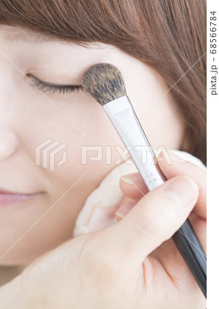 メイクする女性 68566784