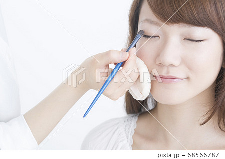 メイクする女性 68566787